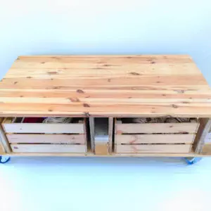 שולחן עם ארגזי איחסון מעץ ממוחזר