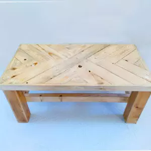 שולחן זיגזג מרפסודות עץ ממוחזר